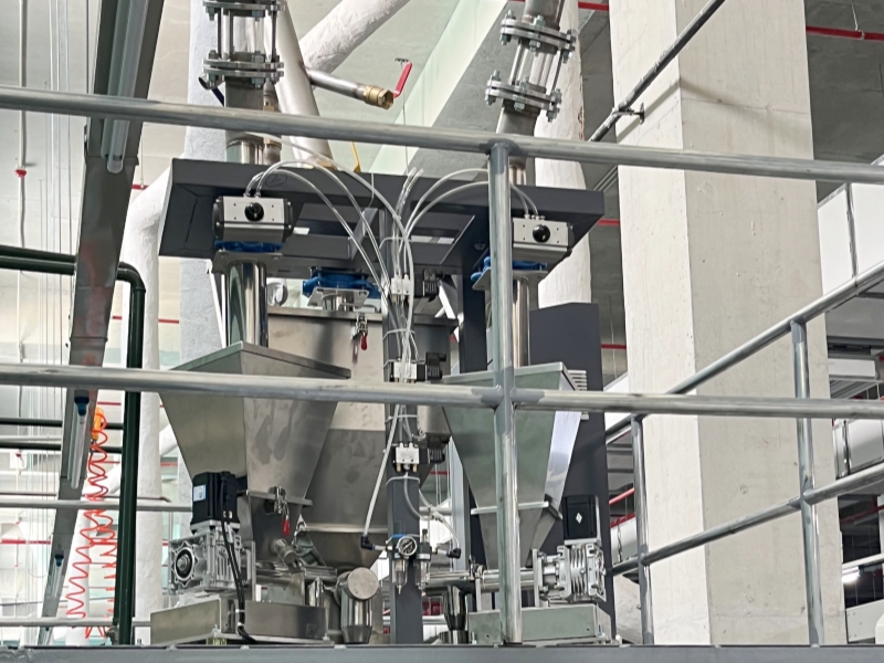 三計量色母粒喂料機(jī) 三計量色母粒喂料機(jī)